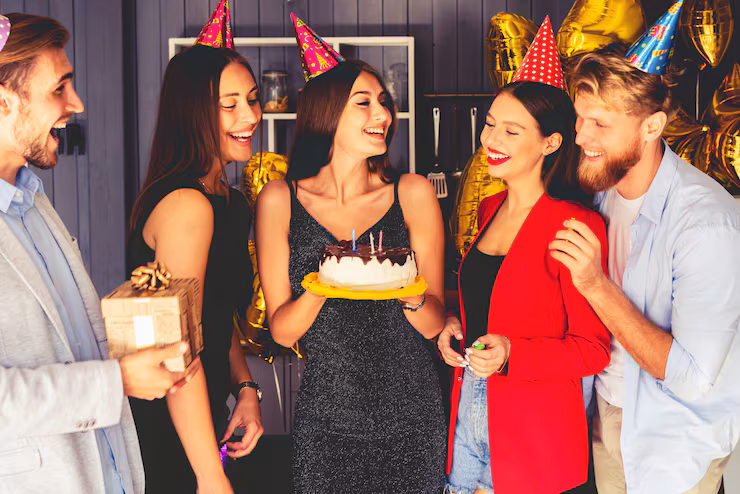 Momento social entre invitados durante una celebracion